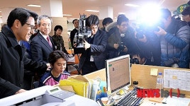 검사 대상자와 이야기 나누는 정병국 위원장