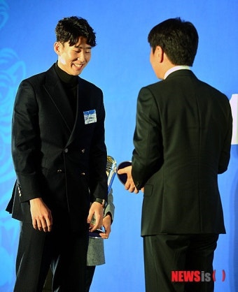 손흥민에게 트로피 전달하는 정몽규 회장