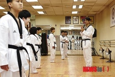 태권도 지도하는 문대성 의원