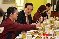 정의화 국회의장, 여성 청소용역 근로자 격려