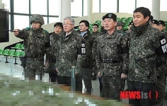 안보 전시관 둘러보는 김종덕 장관