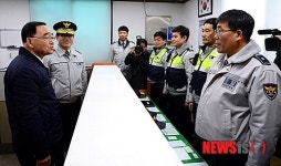 정홍원 총리, 서울역 파출소 방문