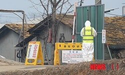 안타깝게 농장 바라보는 직원