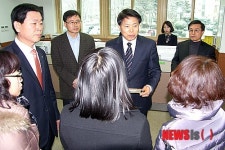 요청문 전달하는 성화초 스쿨존 대책위