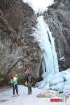 구미, 금오산 대혜폭포 강추위에 꽁꽁···빙벽 장관