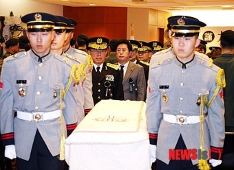 태극무공훈장 수상한 故 이명수 중위 영결식