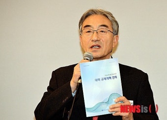 대학 규제개혁 건의 설명하는 김준영 대교협 회장