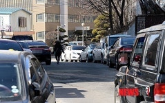 아파트 진입로 불법 주차된 차량들