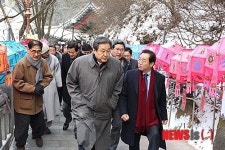 천태종 상월원각대조사 탄신 103주년 봉축법요식장 향하는 김무성 대표