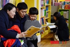 엄마, 아빠와 함께 서점에서 독서를