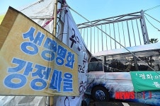한산한 공사현장 앞