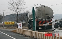 축산차량 방역하는 거점소독소