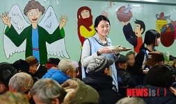 밝은 미소와 함께 무료급식 자원봉사