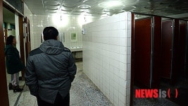 화장실과 세면실 확인하는 의정부 화재 이재민