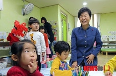 어린이집 찾은 박근혜 대통령