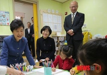 어린이집 찾은 박 대통령과 보건복지부 장관