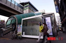 지하철역 앞 설치된 흡연부스
