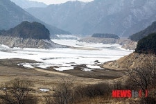 바닦닥드러낸 소양호…영농차질