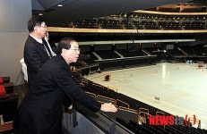 사이타마 슈퍼아레나 시설 둘러보는 박원순 시장