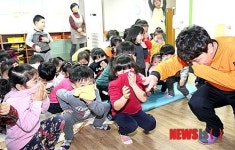 코 막고 앉아!