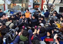 기뻐하는 구룡마을 주민들