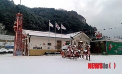 눈길 끄는 분천역 산타마을