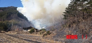 [종합]강원 삼척서 산불…헬기 4대, 100여명 진화 중