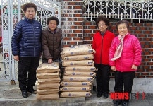 동두천서 노인들이 폐지 모아 판 수익금 기부