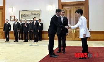 박 대통령 주한대사 신임장 제정식 참석