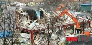 별다른 저향 없이 철거되는 구룡마을 자치회관