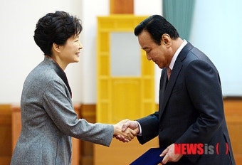 박근혜 대통령, 이완구 신임 총리 임명장 수여