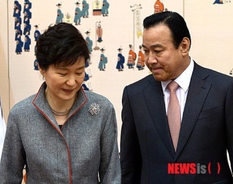 박 대통령, 이완구 신임 국무총리 임명장 수여