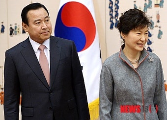 박 대통령, 이완구 신임 국무총리 임명장 수여