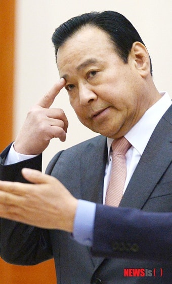 청와대 임명장 수여식에 참석한 이완구 신임 총리