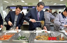 환경미화 근로자와 배식하는 김무성