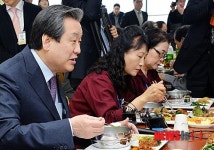 환경미화 근로자와 떡국 오찬 함께하는 김무성