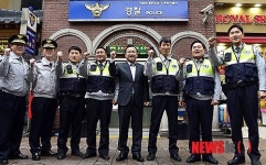 경찰들과 기념촬영 하는 이완구 총리