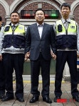 경찰들 격려하는 이완구 총리