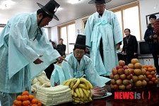 세배상 차리는 어르신들