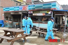조사중인 총기사고 발생 편의점