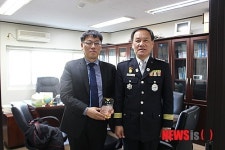 춘천소방, 응급의료장비 기증 업체에 감사패 전달