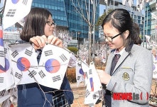 태극기 거는 여중생들