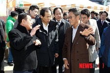 봉평시장 둘러보는 최문순 강원도지사