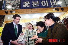 국제시장 꽃분이네서 선물 받은 주한미대사