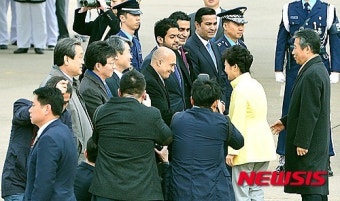환송 인사들과 악수하는 박근혜 대통령