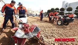 농기계 교육 받는 농업인들