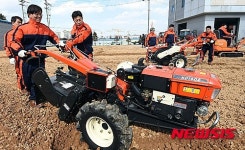 농기계 교육 받는 농업인들