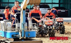 농기계 교육 받는 농업인들