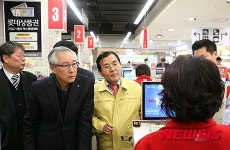대형마트 근무자 이야기 듣는 김대환 위원장