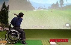 장애인 골퍼의 힘찬 샷-장애인 스크린골프 대회